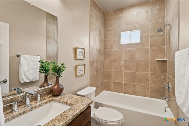 200 Lakeview Circle, La Vernia, TX 78121