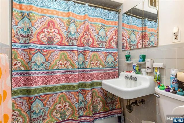 1 4th Street, North Arlington, NJ 07031