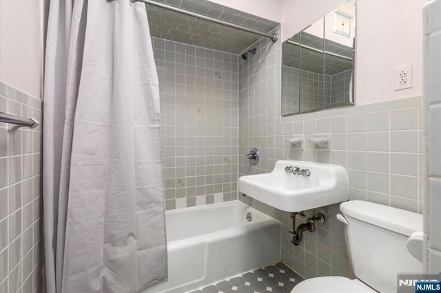 1 4th Street, North Arlington, NJ 07031