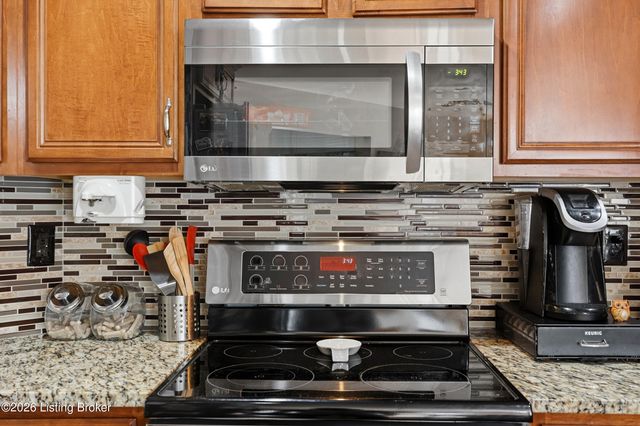 3512 Woodmont Park Ln, Louisville, KY 40245