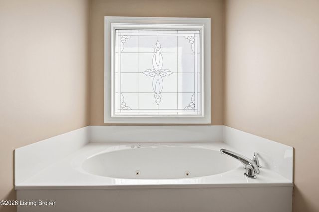 3512 Woodmont Park Ln, Louisville, KY 40245