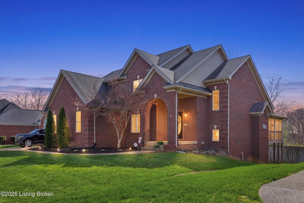 3512 Woodmont Park Ln, Louisville, KY 40245