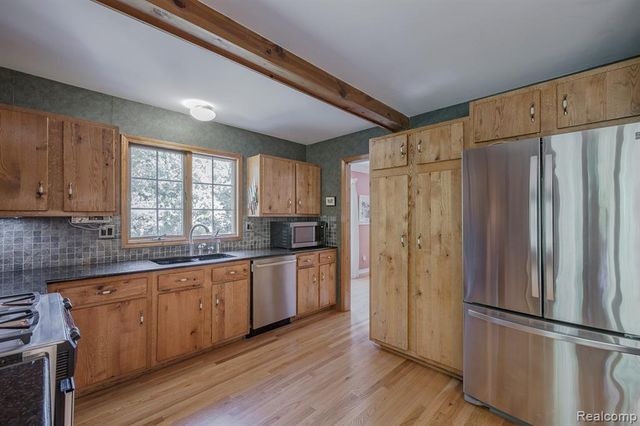 2411 Farmbrook Trail, Oxford, MI 48370