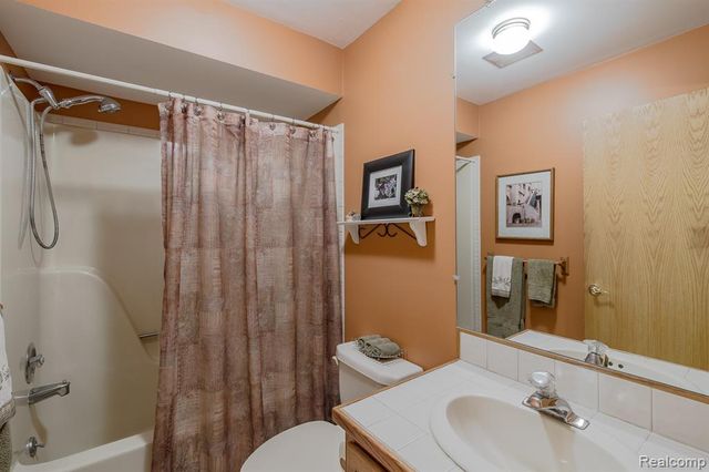 2411 Farmbrook Trail, Oxford, MI 48370
