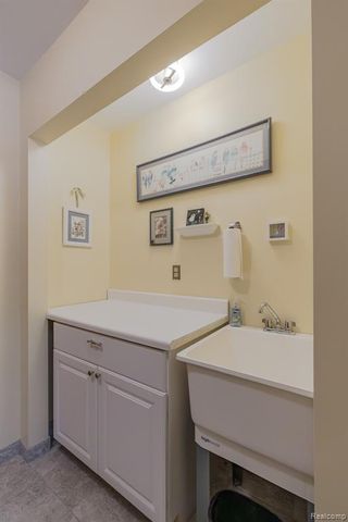 2411 Farmbrook Trail, Oxford, MI 48370
