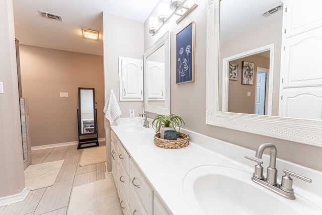 117 Holly Hill Dr, Ingram, TX 78025