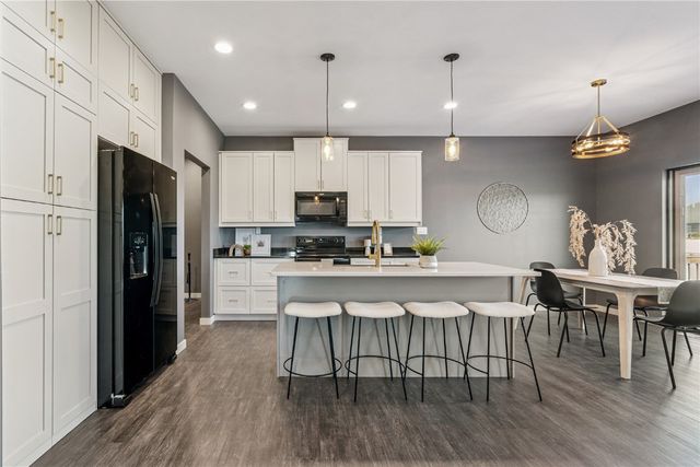 7113 Chenango Lane SW, Cedar Rapids, IA 52404