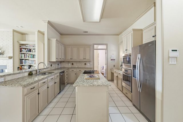 3318 Summergrove Drive, Arlington, TX 76001