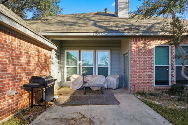 3318 Summergrove Drive, Arlington, TX 76001