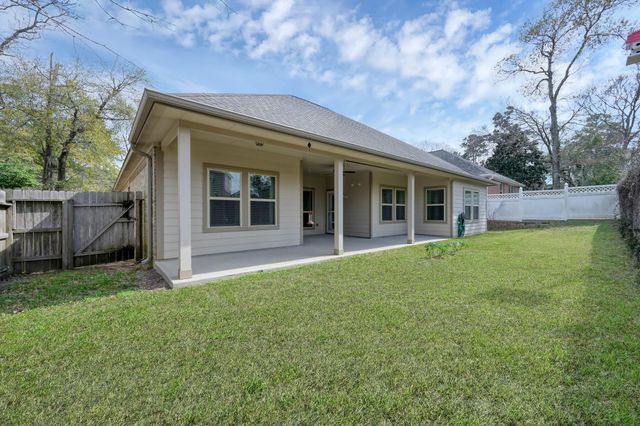 398 Rolling Hills Drive, Conroe, TX 77304