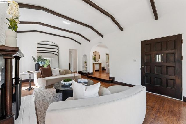 2615 La Cuesta Ave, Oakland, CA 94611