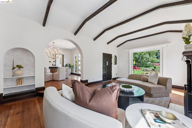 2615 La Cuesta Ave, Oakland, CA 94611