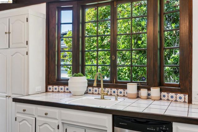 2615 La Cuesta Ave, Oakland, CA 94611