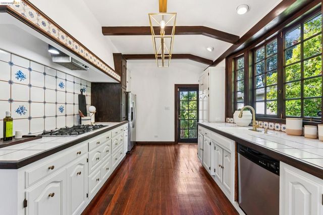 2615 La Cuesta Ave, Oakland, CA 94611