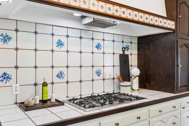 2615 La Cuesta Ave, Oakland, CA 94611