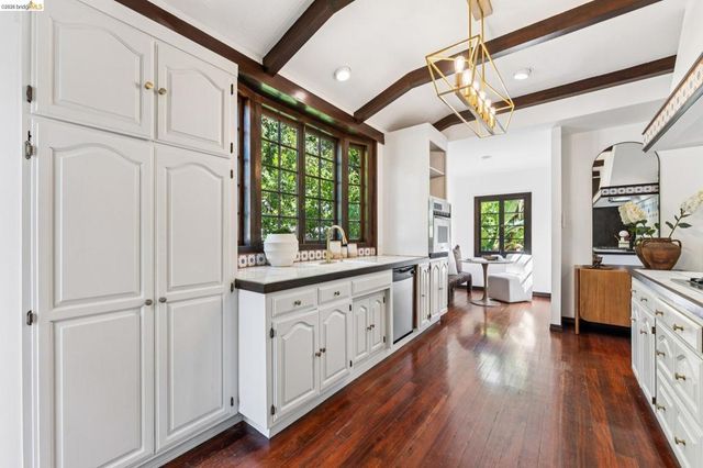 2615 La Cuesta Ave, Oakland, CA 94611