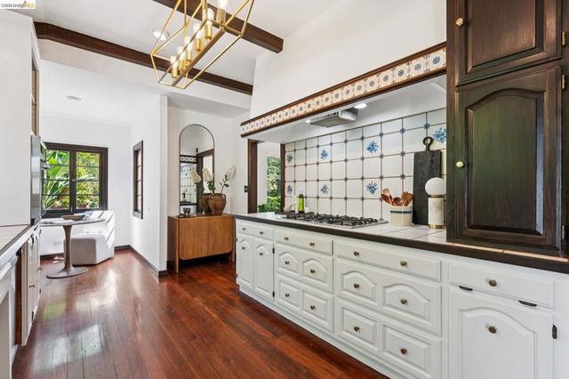 2615 La Cuesta Ave, Oakland, CA 94611