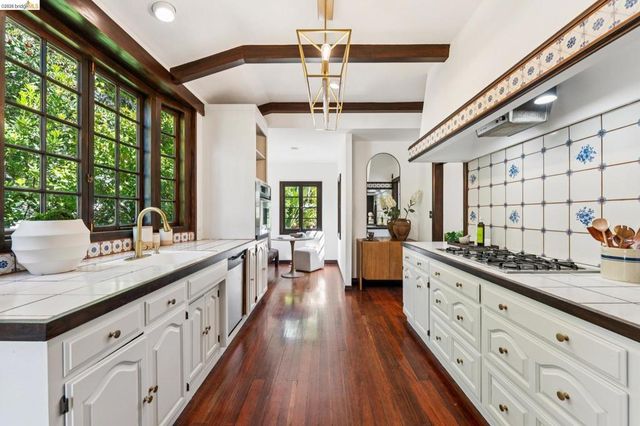 2615 La Cuesta Ave, Oakland, CA 94611