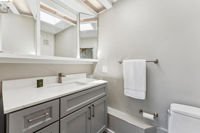 2615 La Cuesta Ave, Oakland, CA 94611