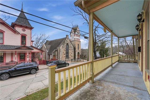 212 Spring Street, Eureka Springs, AR 72632