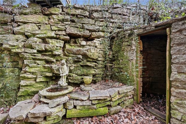 212 Spring Street, Eureka Springs, AR 72632