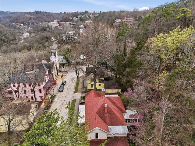 212 Spring Street, Eureka Springs, AR 72632