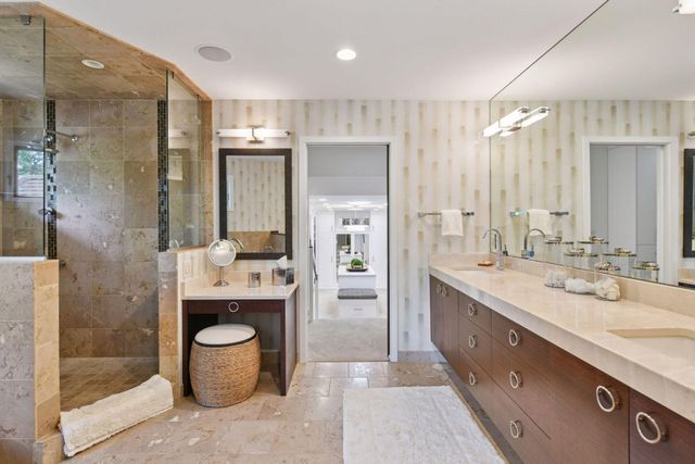 15 Queensland Lane N, Plymouth, MN 55447