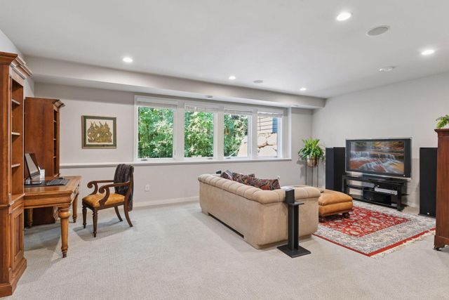 15 Queensland Lane N, Plymouth, MN 55447