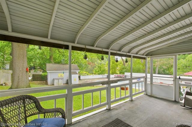 2631 Edgevale Drive, Waterford, MI 48329