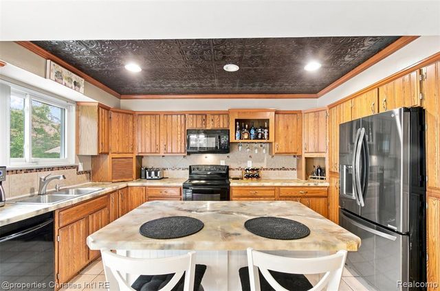 2631 Edgevale Drive, Waterford, MI 48329
