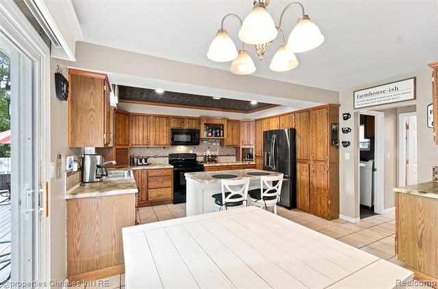 2631 Edgevale Drive, Waterford, MI 48329