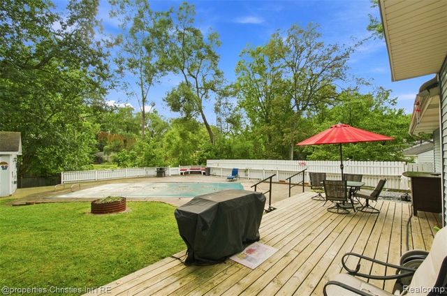 2631 Edgevale Drive, Waterford, MI 48329