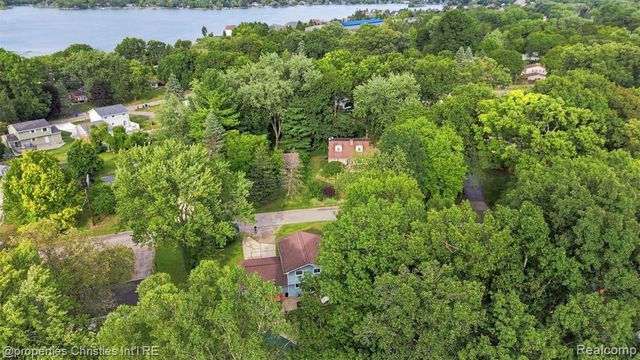 2631 Edgevale Drive, Waterford, MI 48329