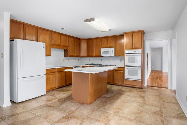 3838 BREEZY SHORES CV, Lakeland, TN 38002