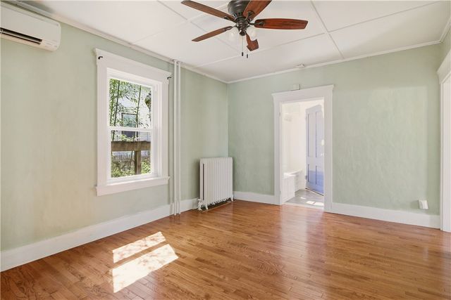 21 Clinton Avenue, Newport, RI 02840