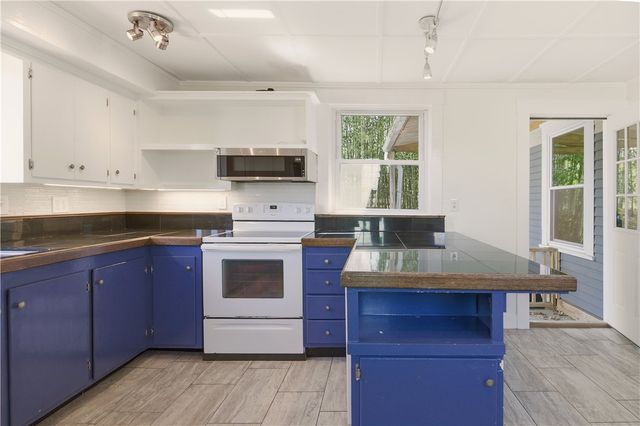 21 Clinton Avenue, Newport, RI 02840