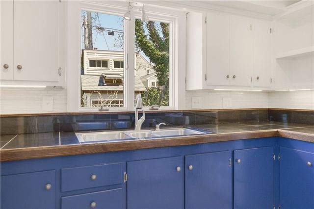 21 Clinton Avenue, Newport, RI 02840