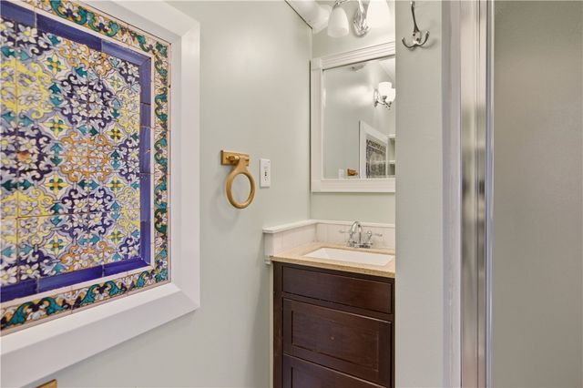 21 Clinton Avenue, Newport, RI 02840