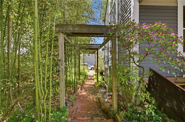 21 Clinton Avenue, Newport, RI 02840