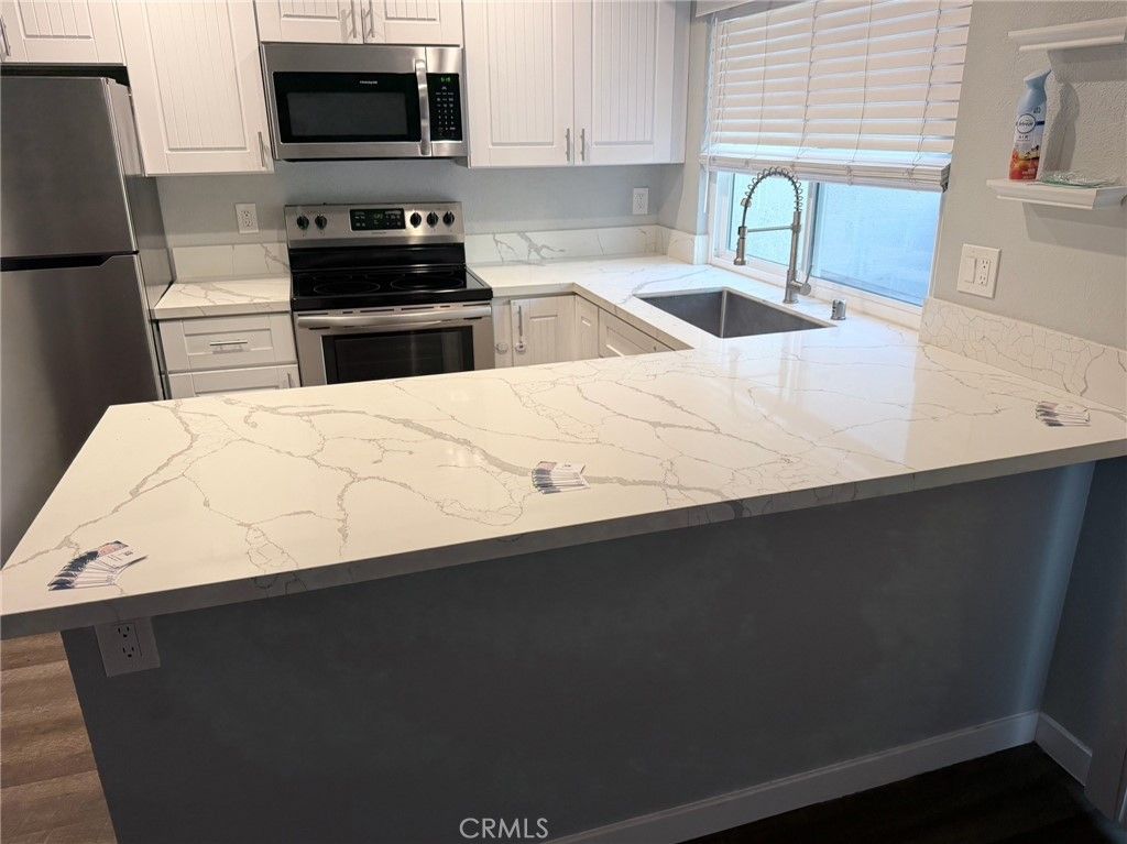 Image 5 of property listing at 8085 Caminito De Pizza S, San Diego, CA 92108