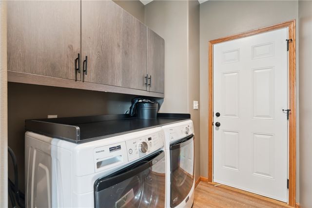 2385 Wolf Creek Trail, Hiawatha, IA 52233