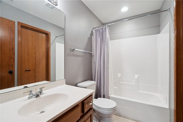 2385 Wolf Creek Trail, Hiawatha, IA 52233