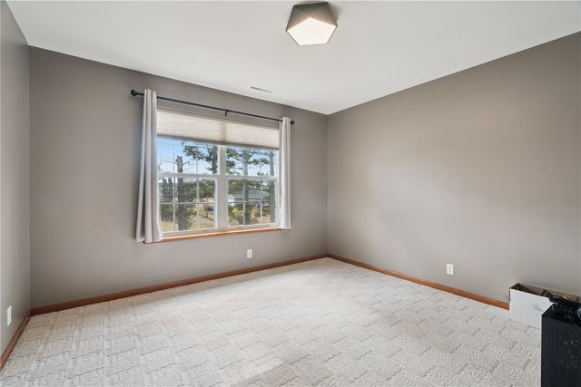 2385 Wolf Creek Trail, Hiawatha, IA 52233