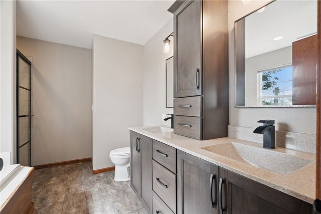 2385 Wolf Creek Trail, Hiawatha, IA 52233