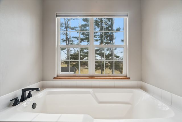 2385 Wolf Creek Trail, Hiawatha, IA 52233