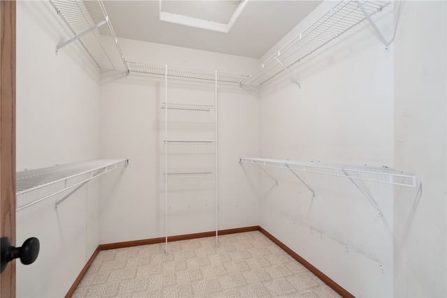 2385 Wolf Creek Trail, Hiawatha, IA 52233