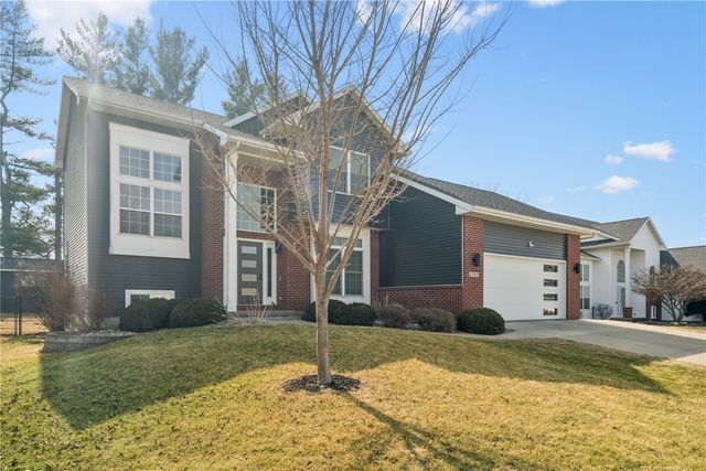 2385 Wolf Creek Trail, Hiawatha, IA 52233