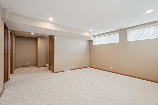 2385 Wolf Creek Trail, Hiawatha, IA 52233