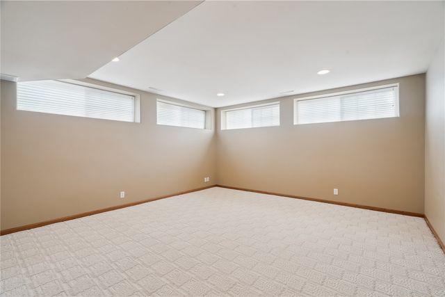 2385 Wolf Creek Trail, Hiawatha, IA 52233