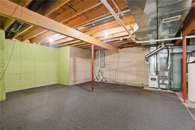 2385 Wolf Creek Trail, Hiawatha, IA 52233